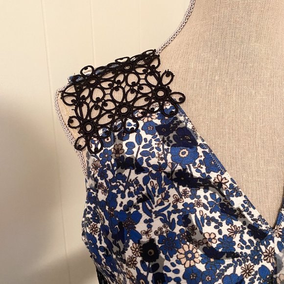 Elie Tahari V-Neck Sleeveless Blue and Black Floral Lace Wren Dress Size 8 - Picture 5 of 13